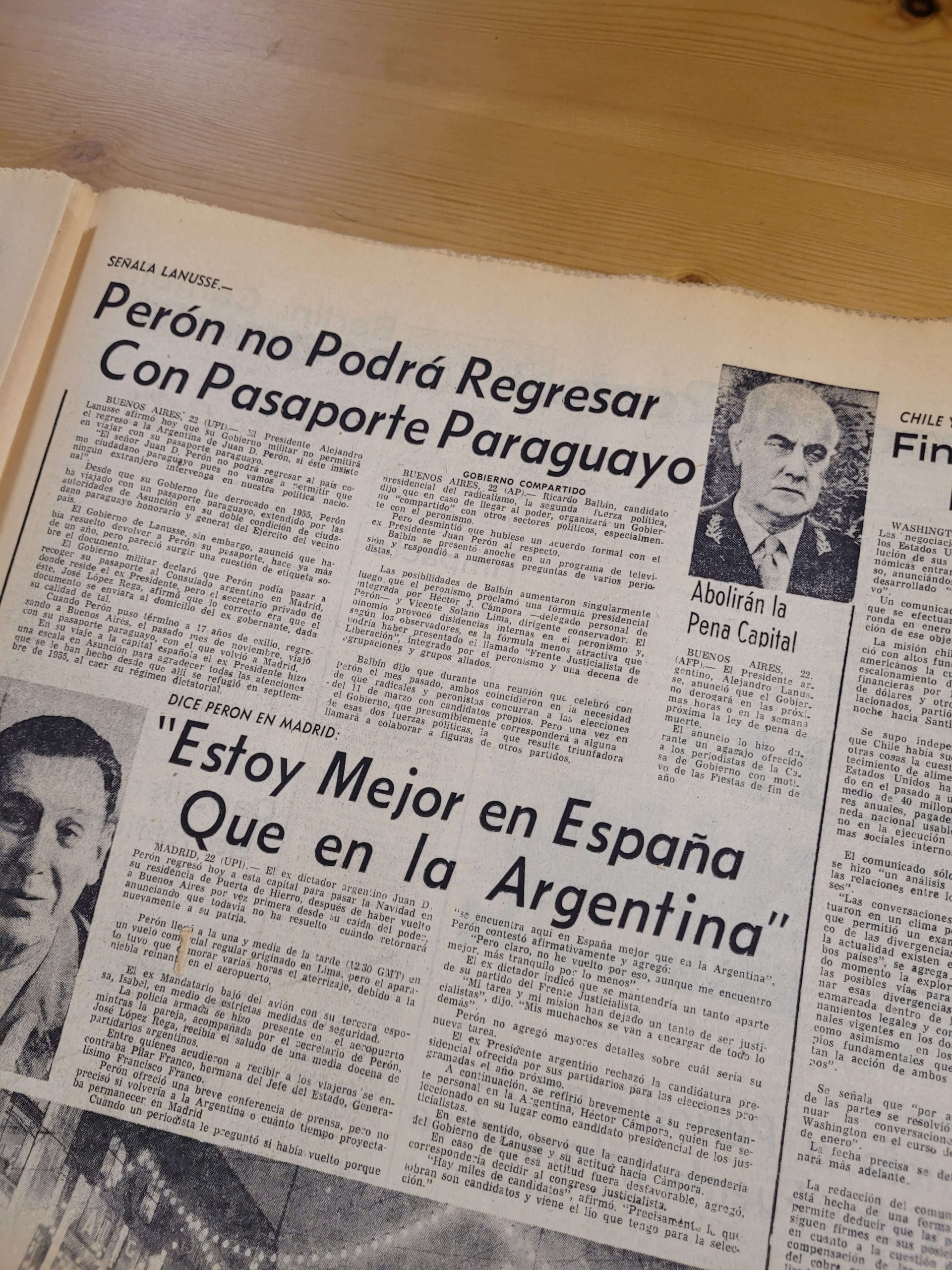 Diario EL MERCURIO para el día del rescate de los sobrevivientes de la tragedia de los Andes (1972) -Original- - Imagen 11